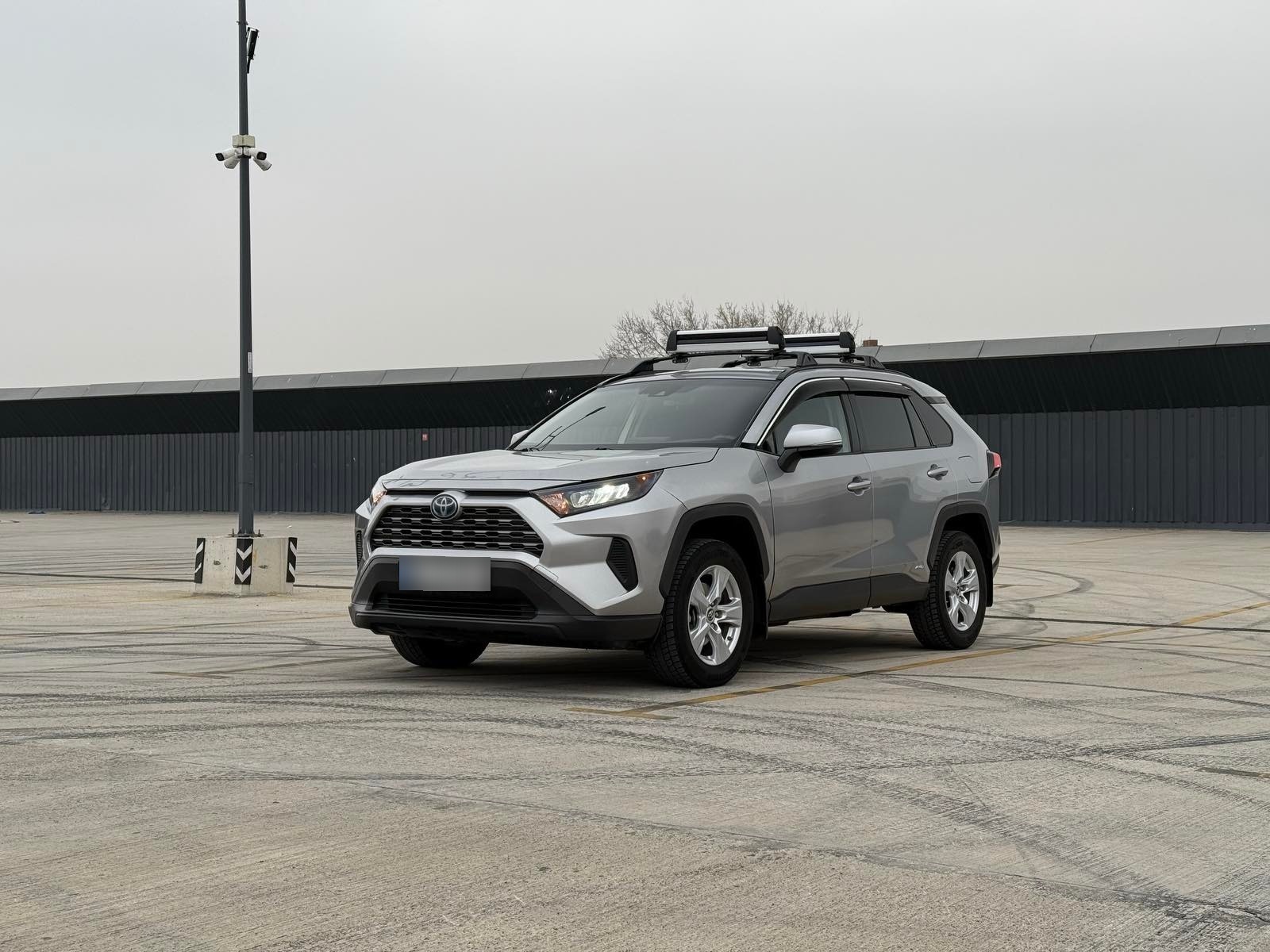 Toyota RAV 4 - фото 1