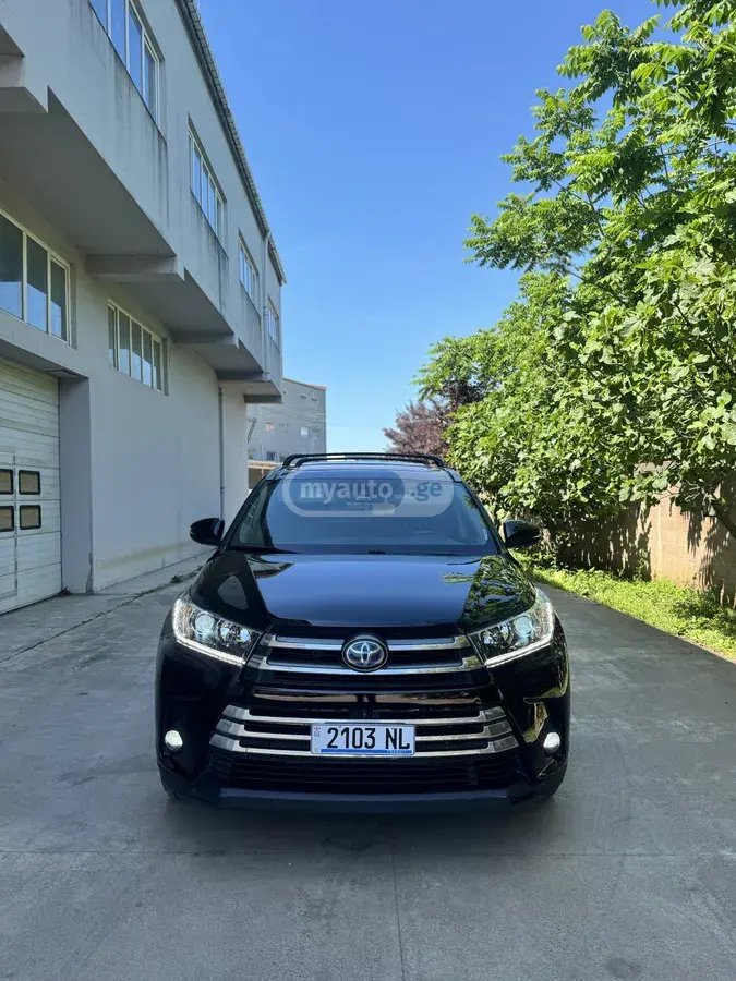 نمای دیگر Toyota Limited Platinum 4dr All-wheel 2018