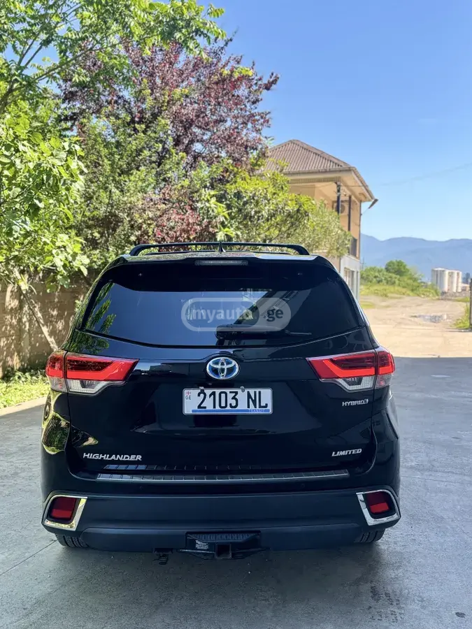 نمای دیگر Toyota Limited Platinum 4dr All-wheel 2018