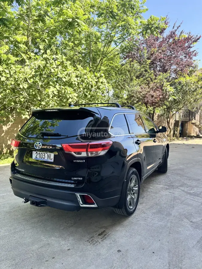 نمای دیگر Toyota Limited Platinum 4dr All-wheel 2018