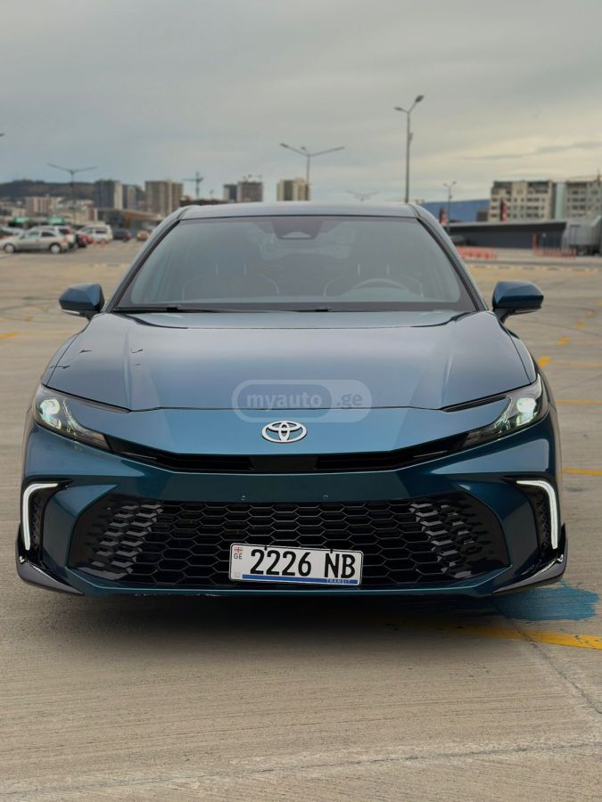 Toyota Camry - фото 1