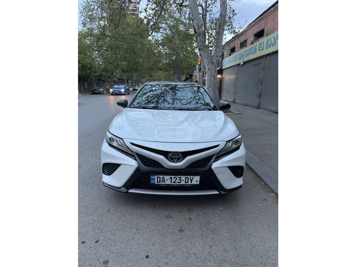 Toyota Camry - фото 1