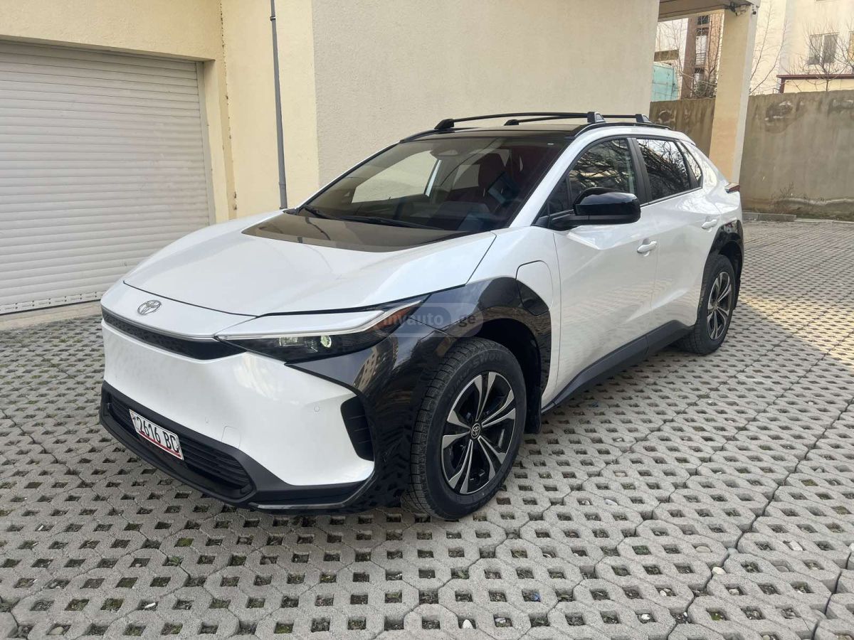 Toyota bZ4X - фото 1