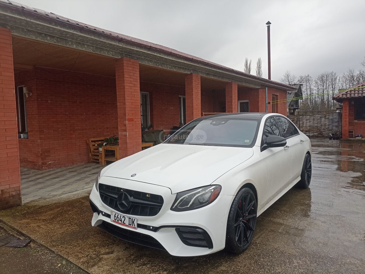 Mercedes-Benz E 300 - фото 1