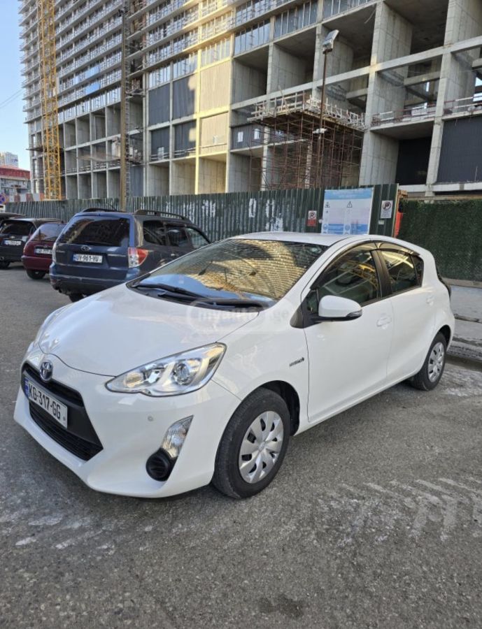 Toyota Aqua - фото 1