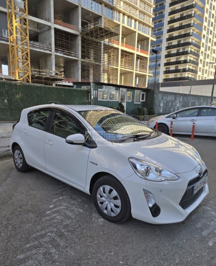 Toyota Aqua - фото 2