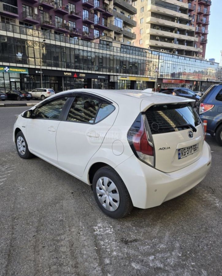 Toyota Aqua - фото 3