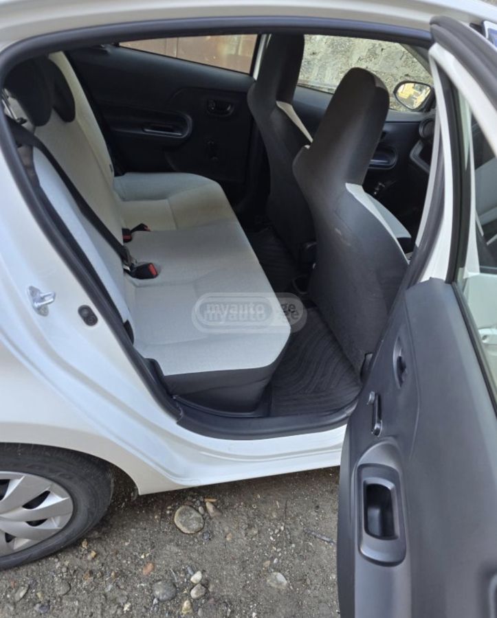 Toyota Aqua - фото 4