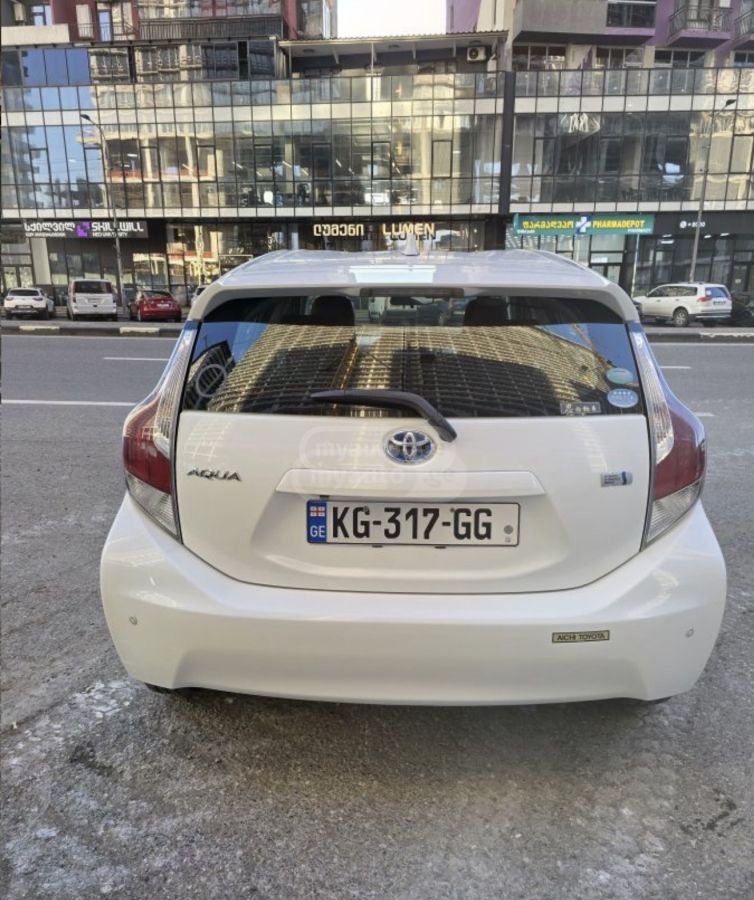 Toyota Aqua - фото 7