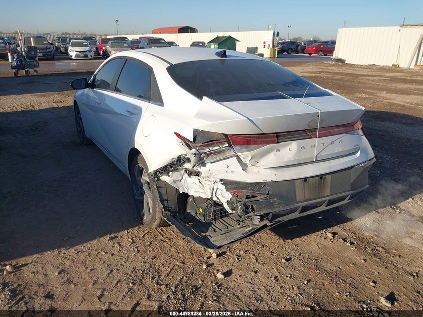 Hyundai Elantra - фото 3