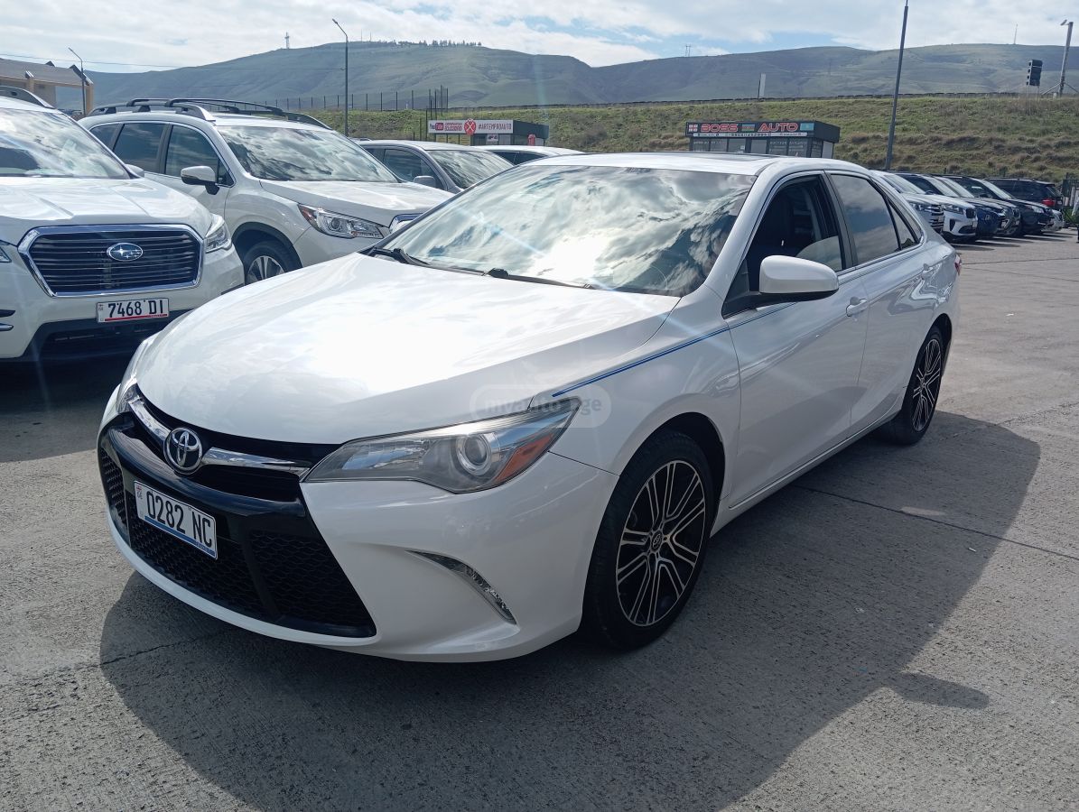 Toyota Camry - фото 1
