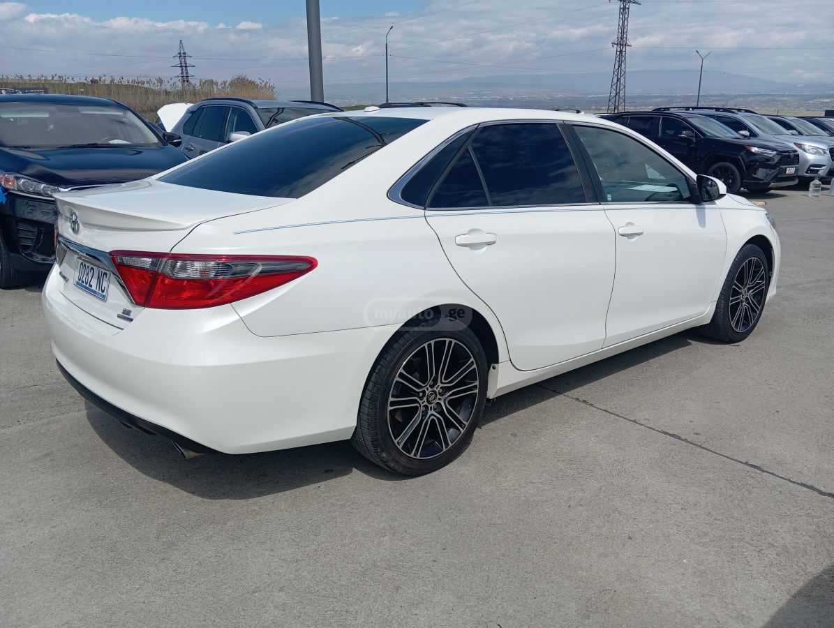 Toyota Camry - фото 3