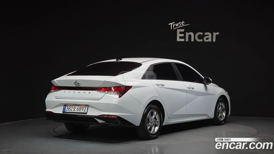 Hyundai Elantra - фото 2