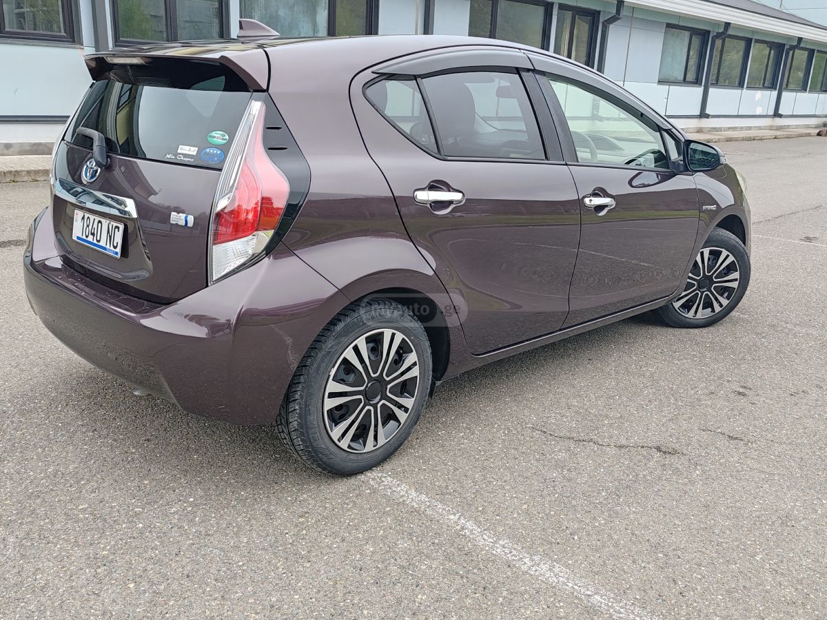 Toyota Aqua - фото 6