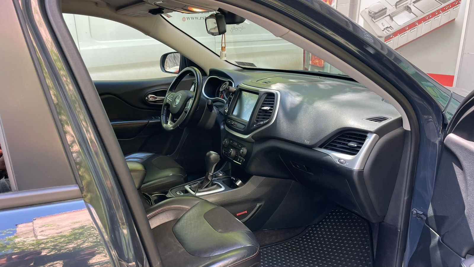 Jeep Cherokee - фото 4