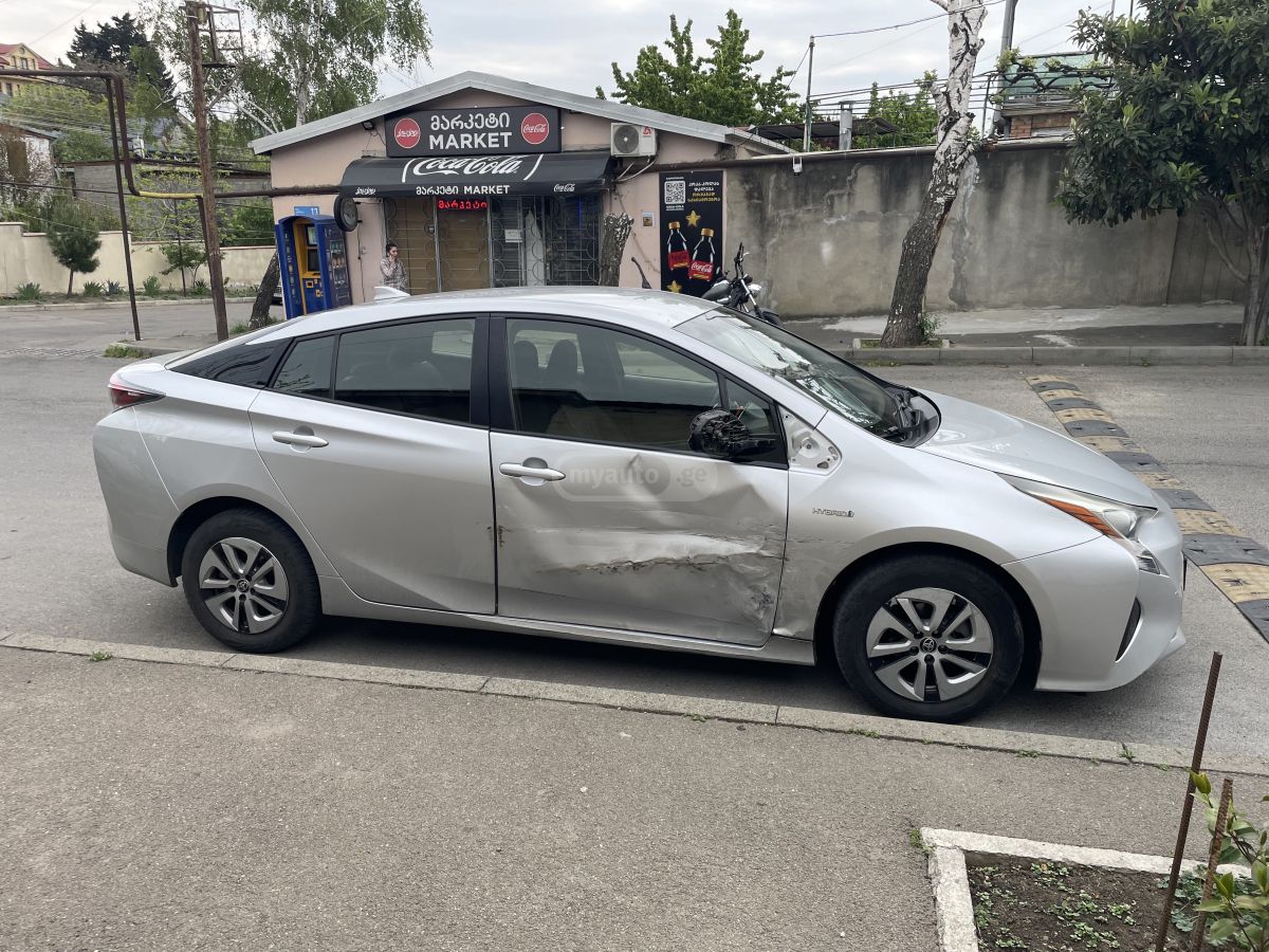 Toyota Prius - фото 1