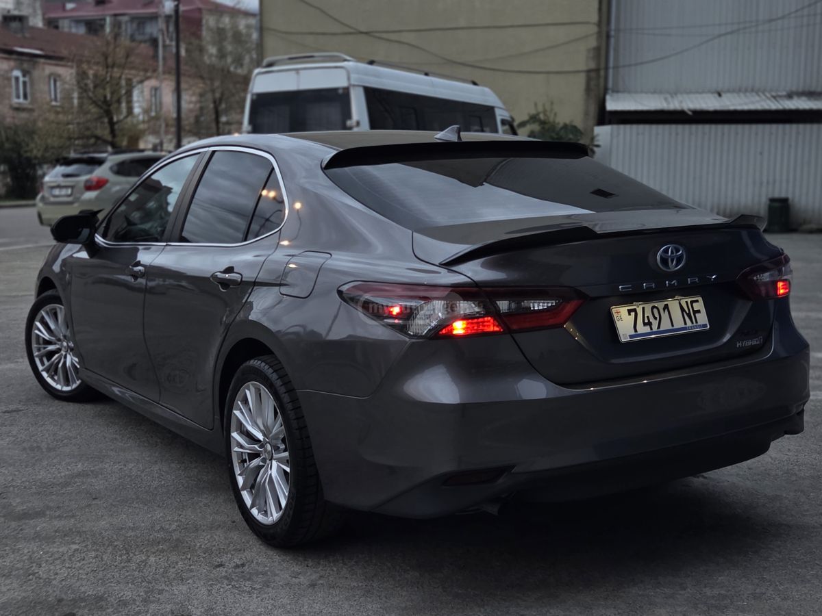 Toyota Camry - фото 1