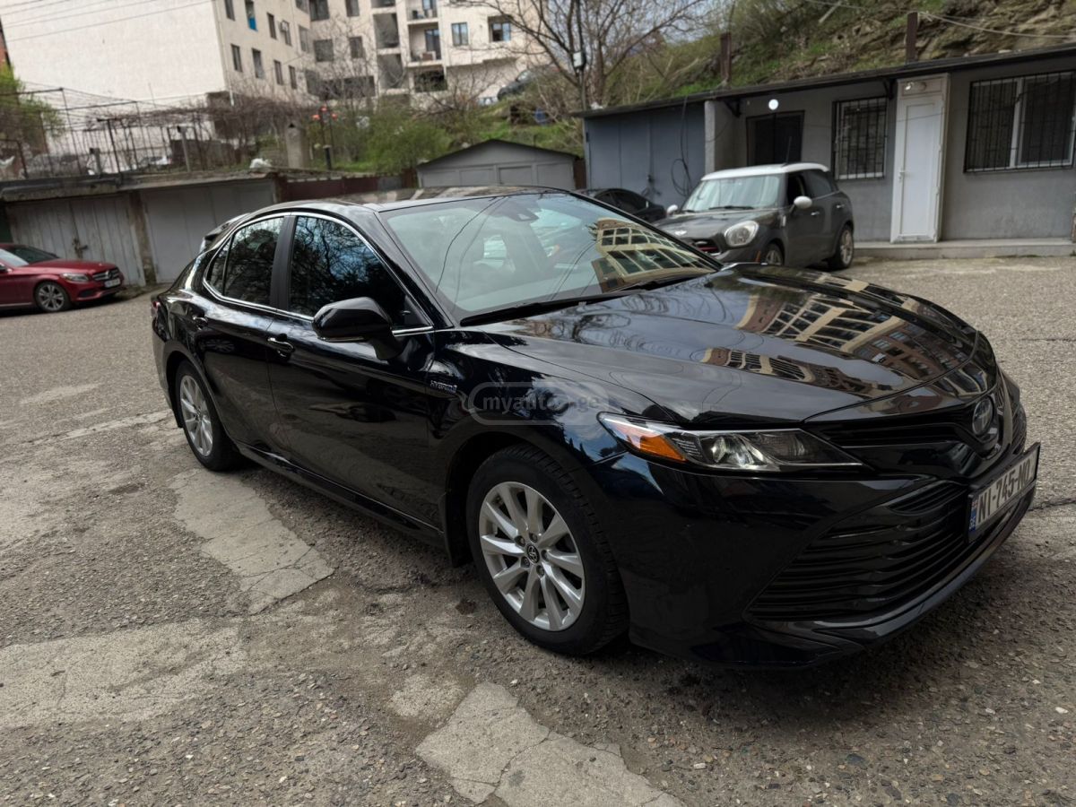 Toyota Camry - фото 1