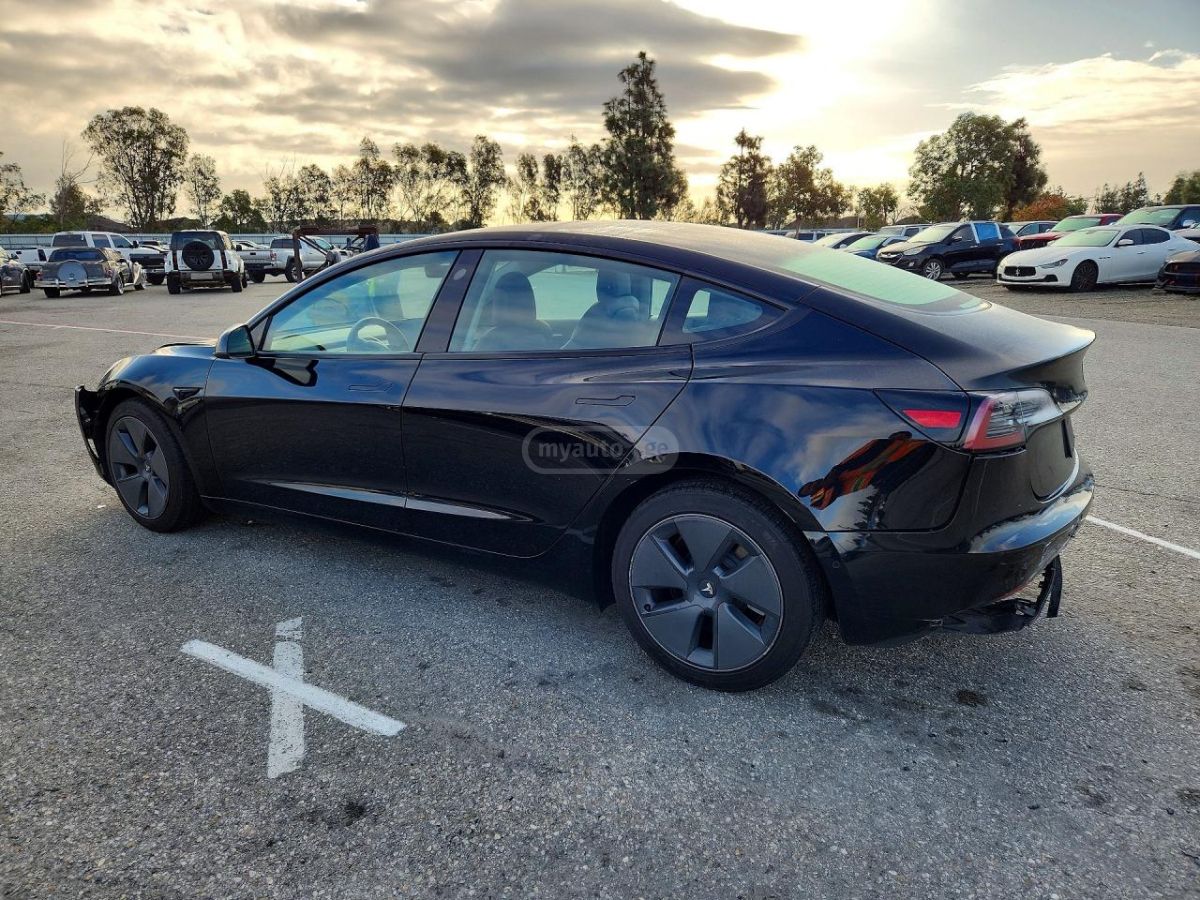 Tesla Model 3 - фото 2