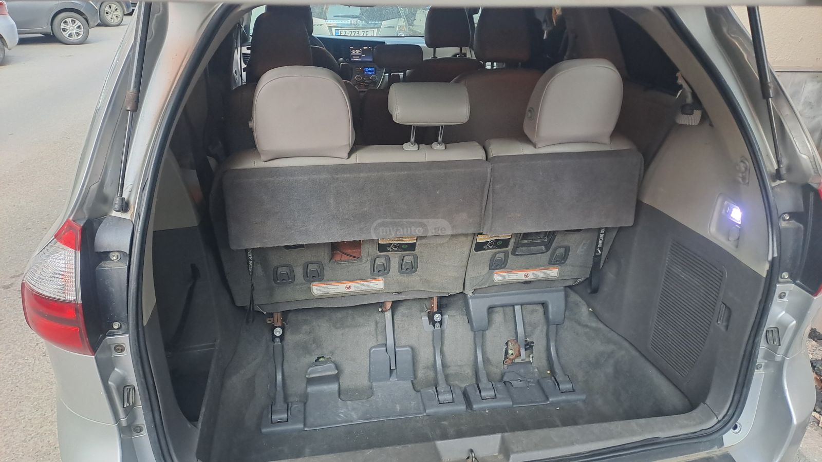 Toyota Sienna - фото 1