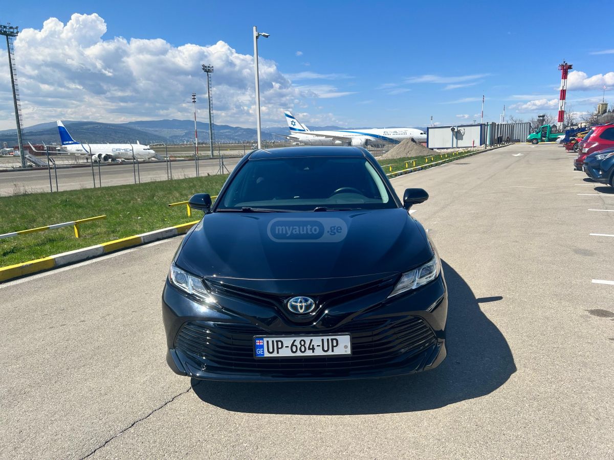 Toyota Camry - фото 1