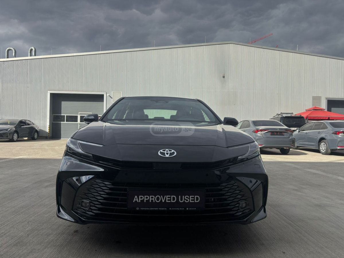 Toyota Camry - фото 1