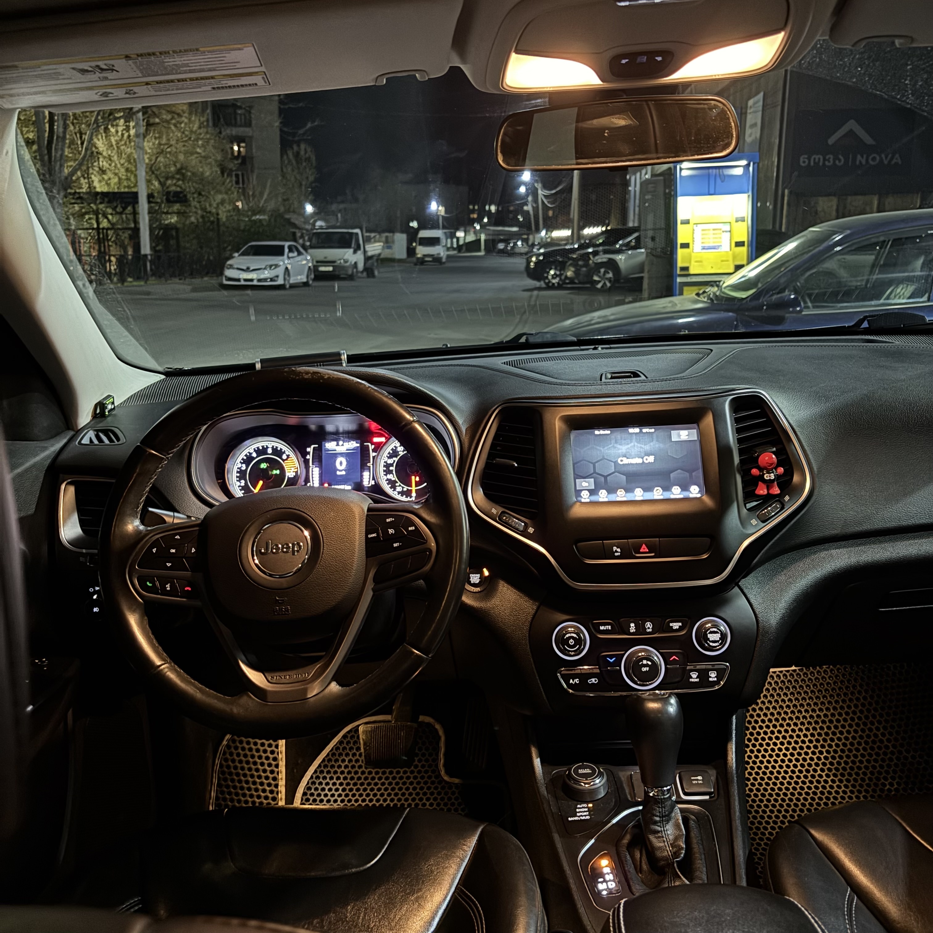 Jeep Cherokee - фото 1