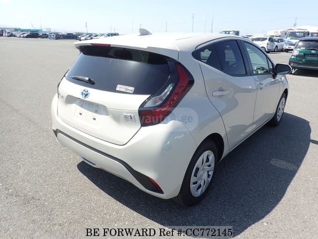 Toyota Aqua - фото 4