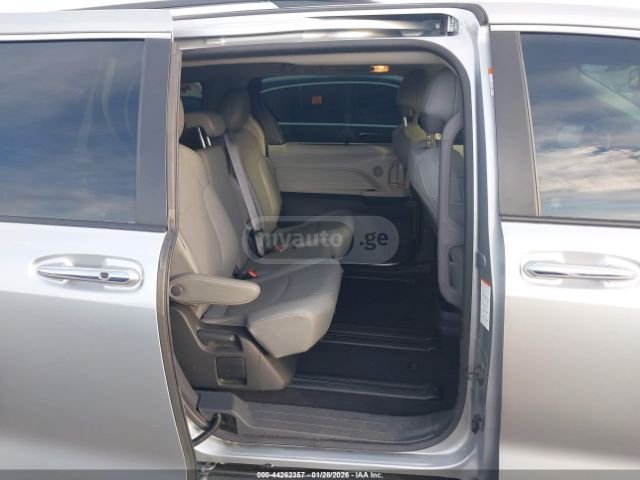 Toyota XLE — миниатюра 9