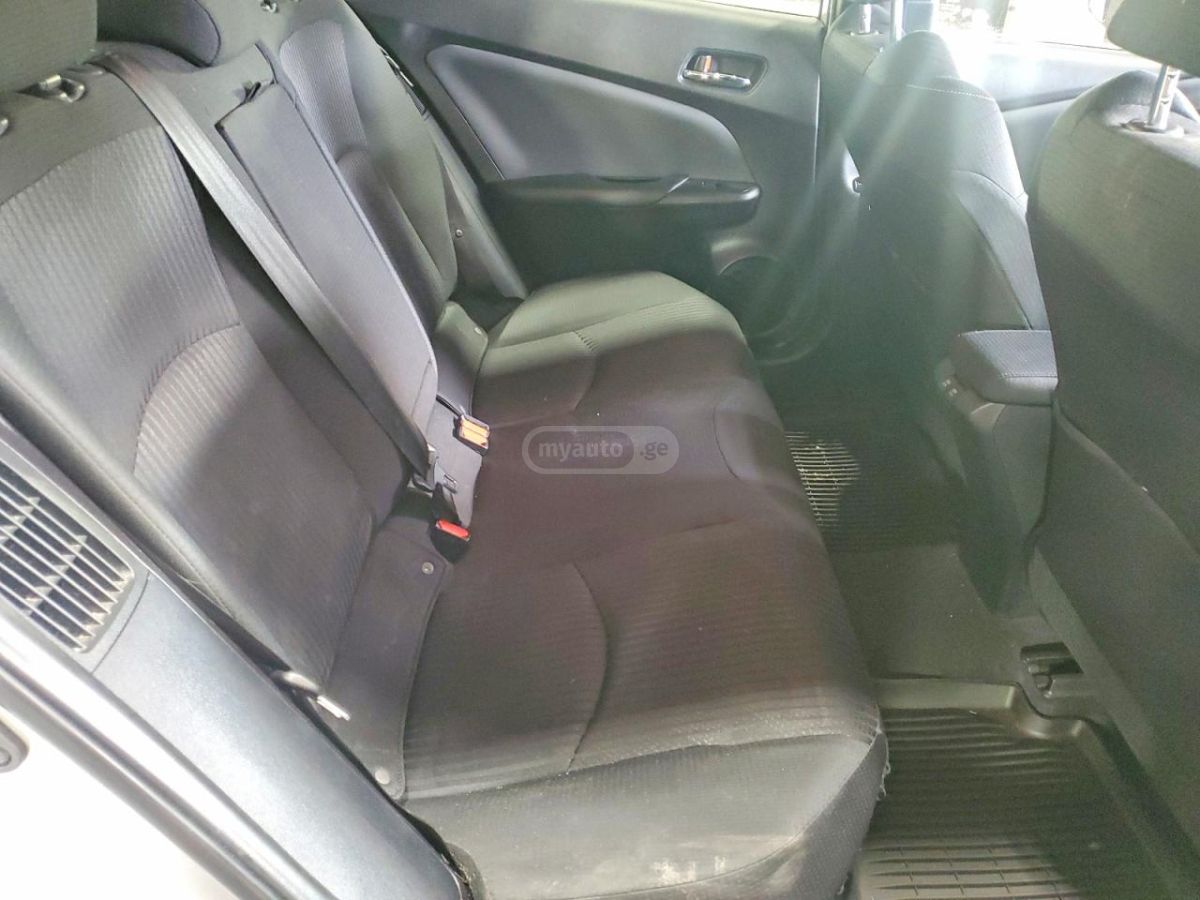 Toyota LE 5dr Front-Wheel Drive Hatch — миниатюра 10