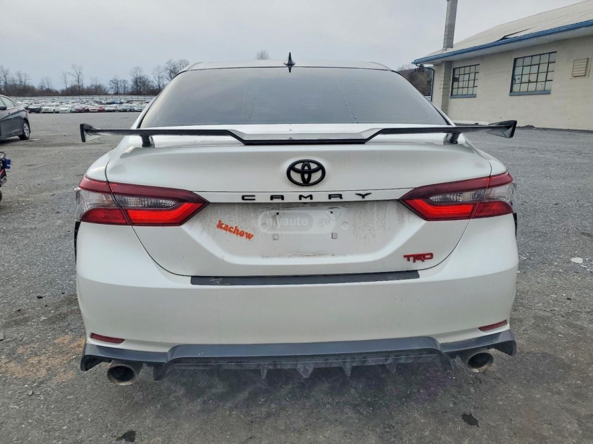 Toyota Camry - фото 1