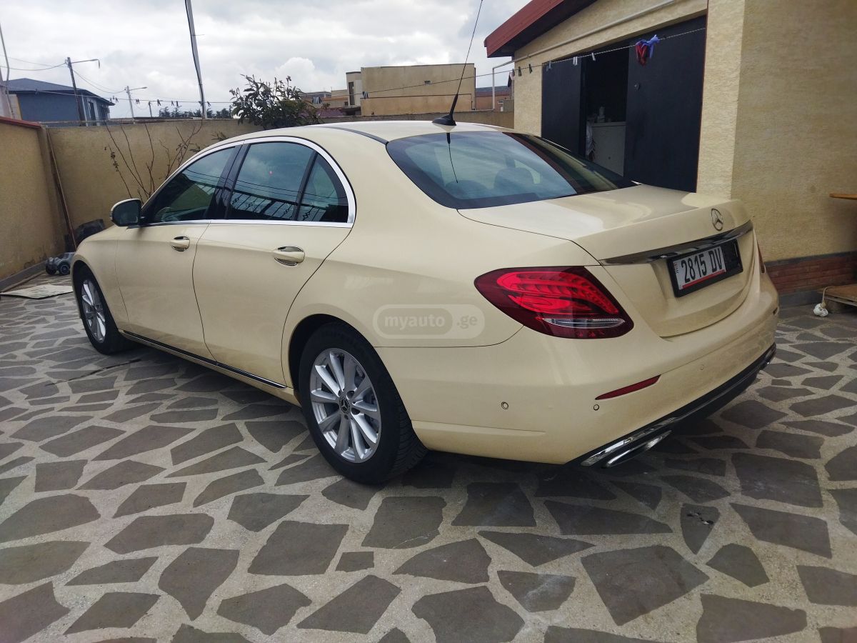 Mercedes-Benz E 200 - фото 12