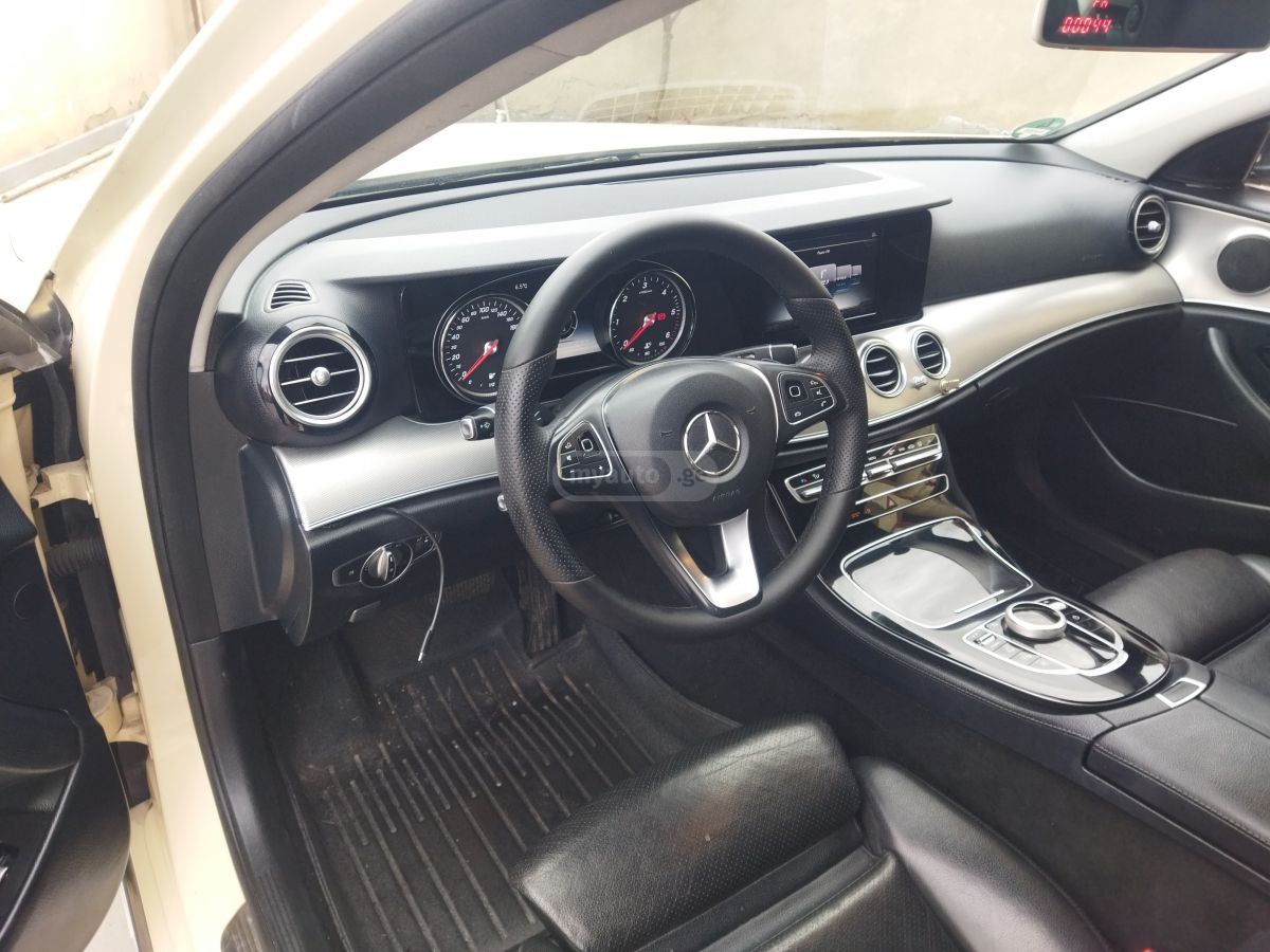 Mercedes-Benz E 200 - фото 8