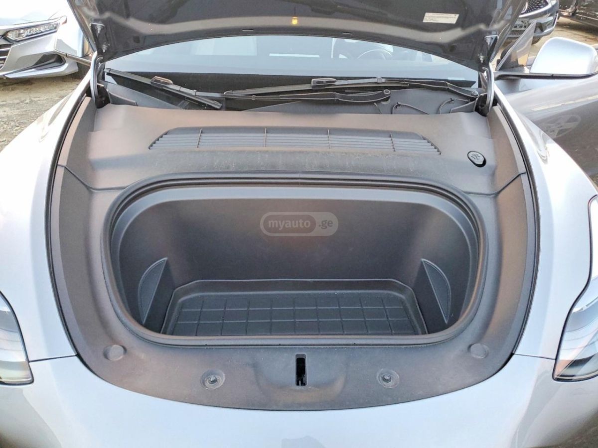 Tesla Model Y 2025 — миниатюра 11