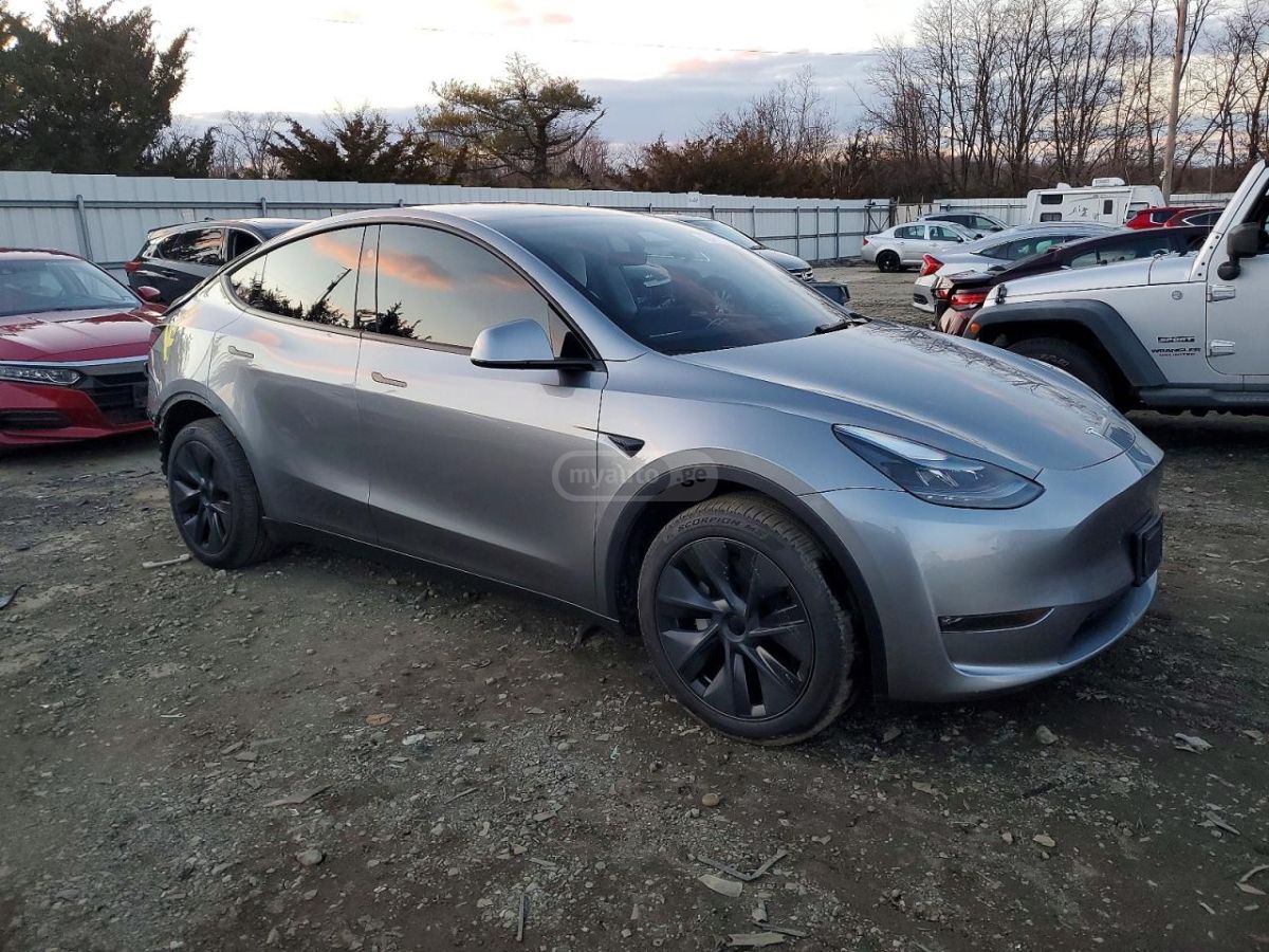 Tesla Model Y 2025 — миниатюра 4