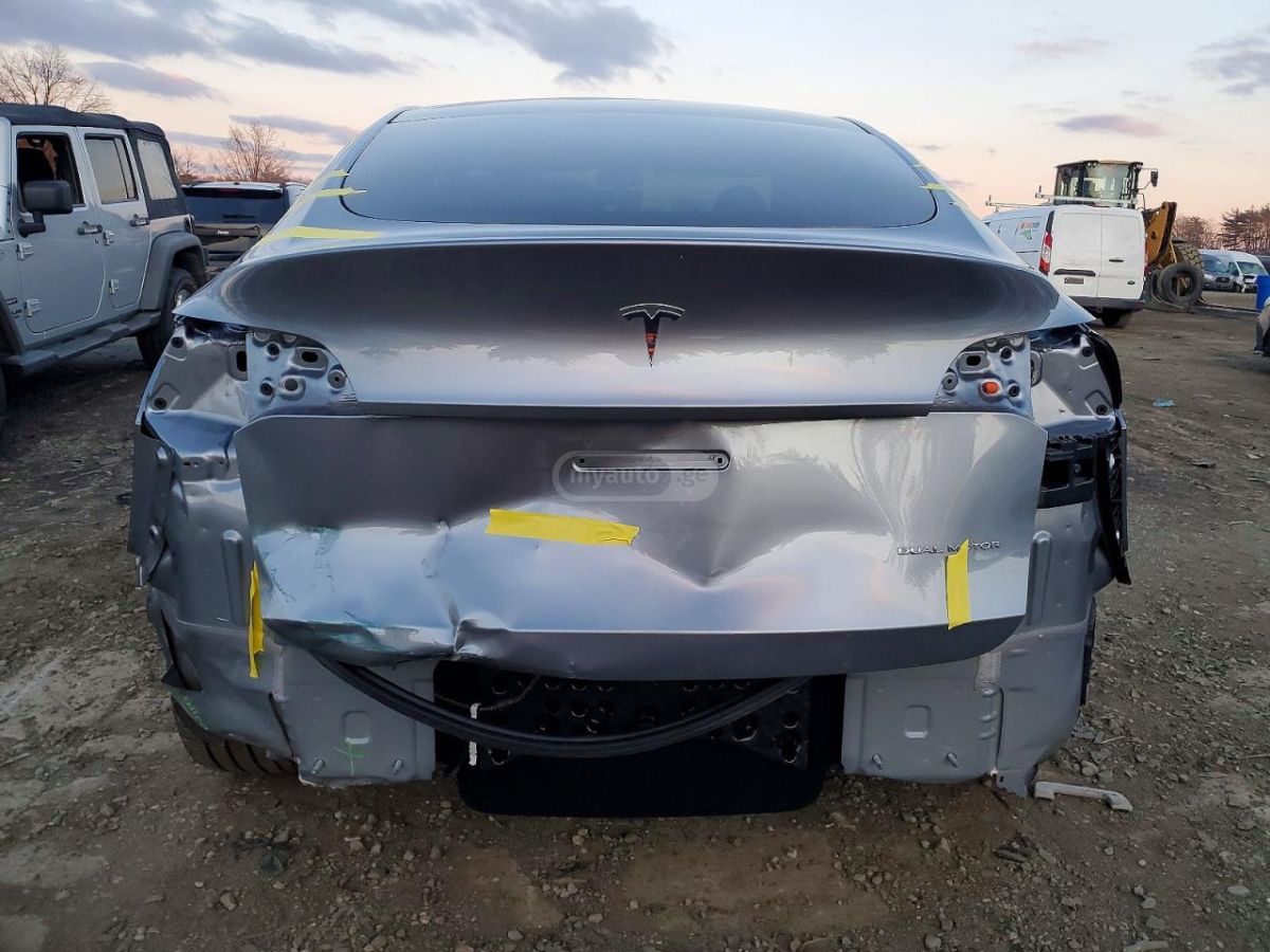 Tesla Model Y 2025 — миниатюра 6