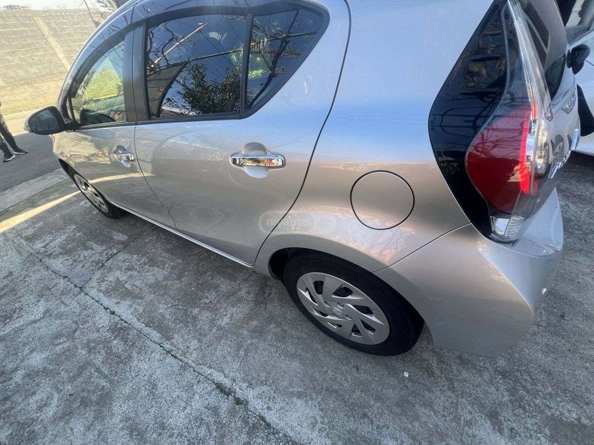 Toyota Aqua - фото 3