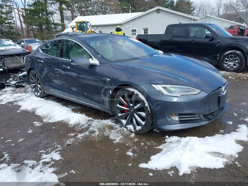 Tesla Model S - фото 1