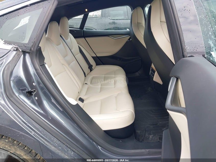 Tesla Model S - фото 8