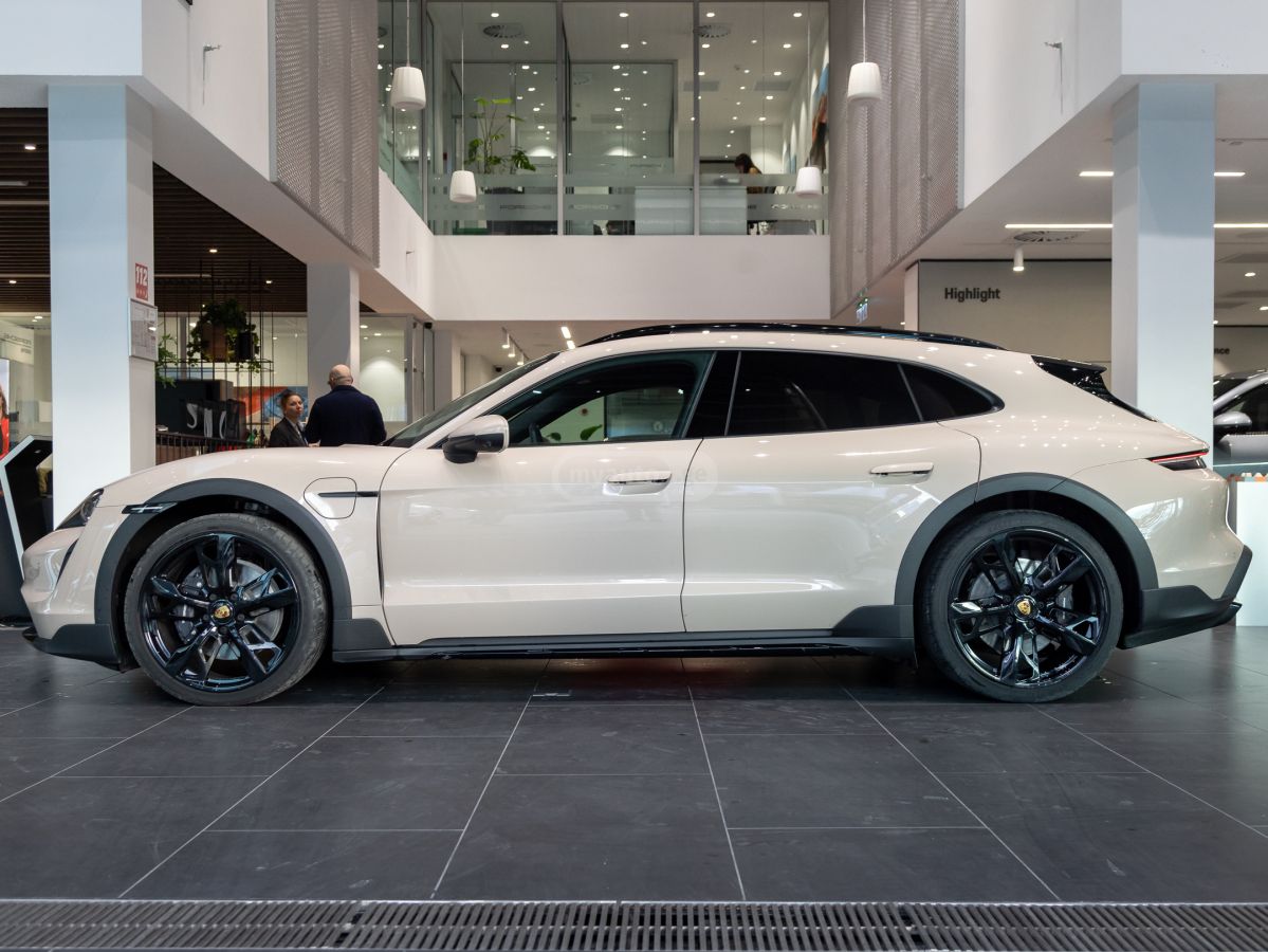 Porsche Taycan 4 S 2023 — миниатюра 8