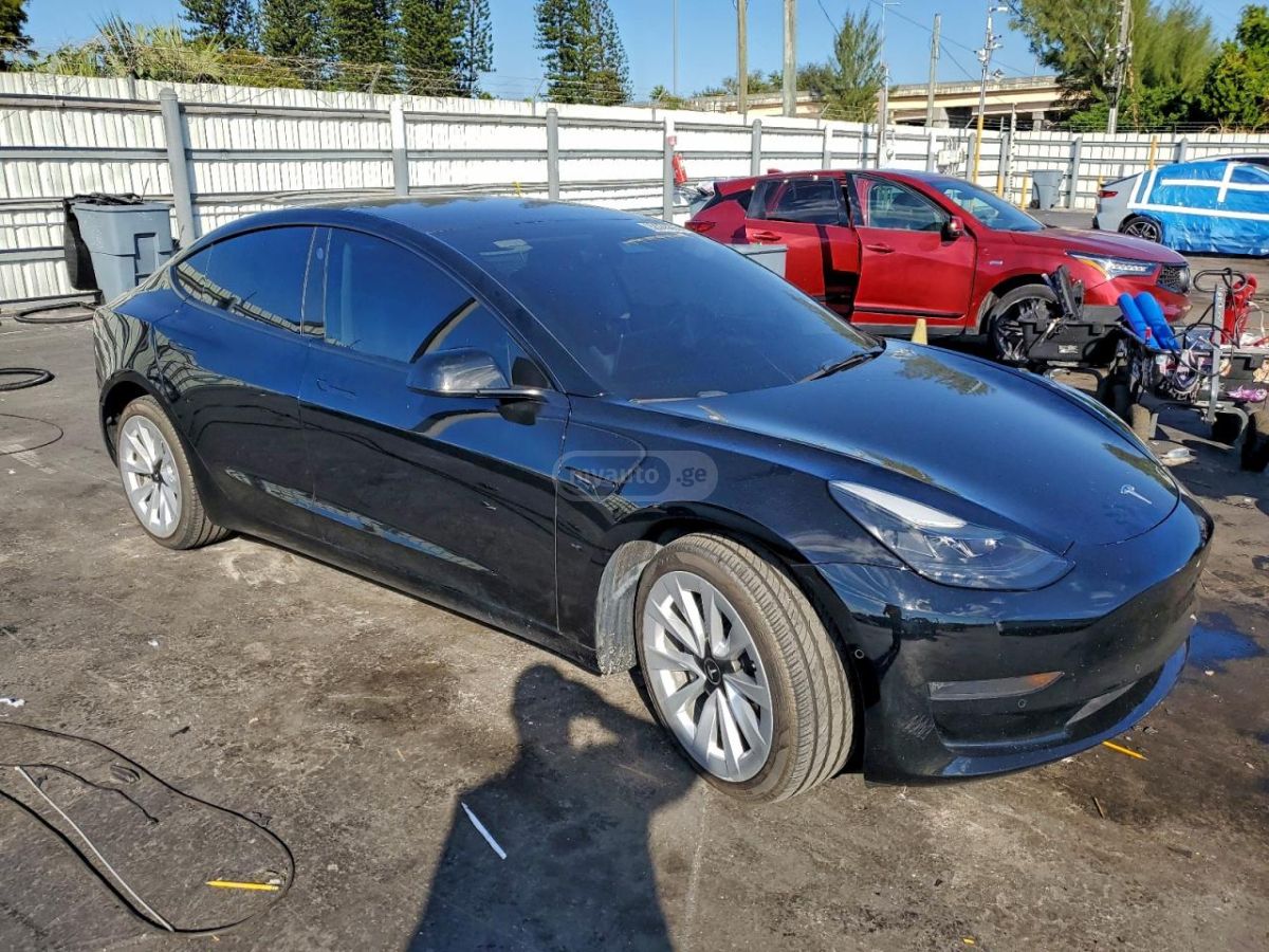 Tesla Model 3 - фото 1