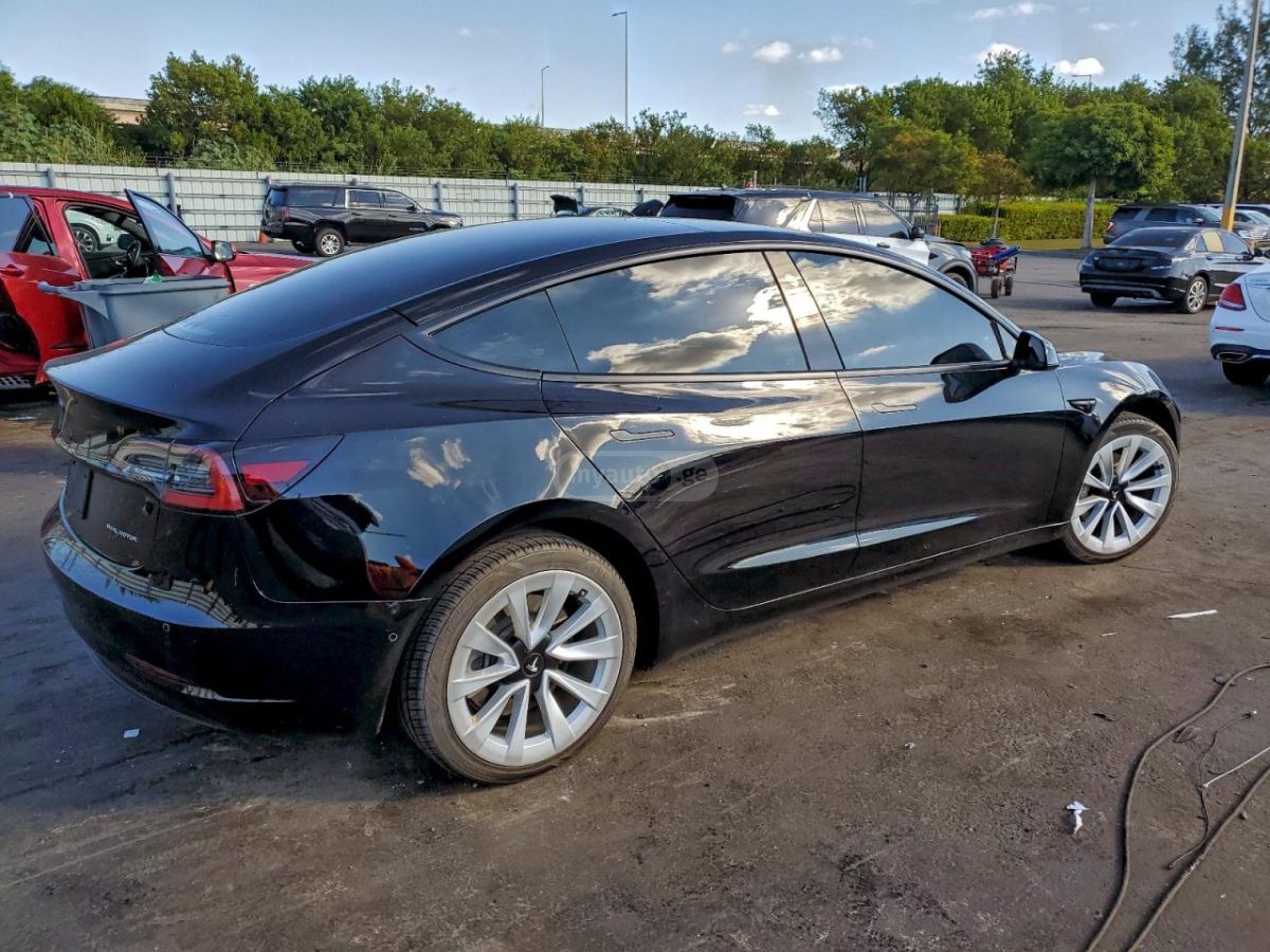 Tesla Model 3 - фото 2