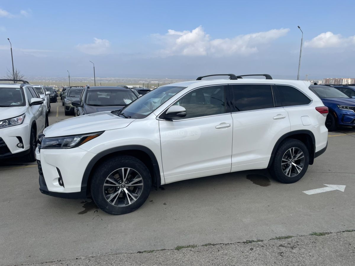 Toyota Highlander - фото 1