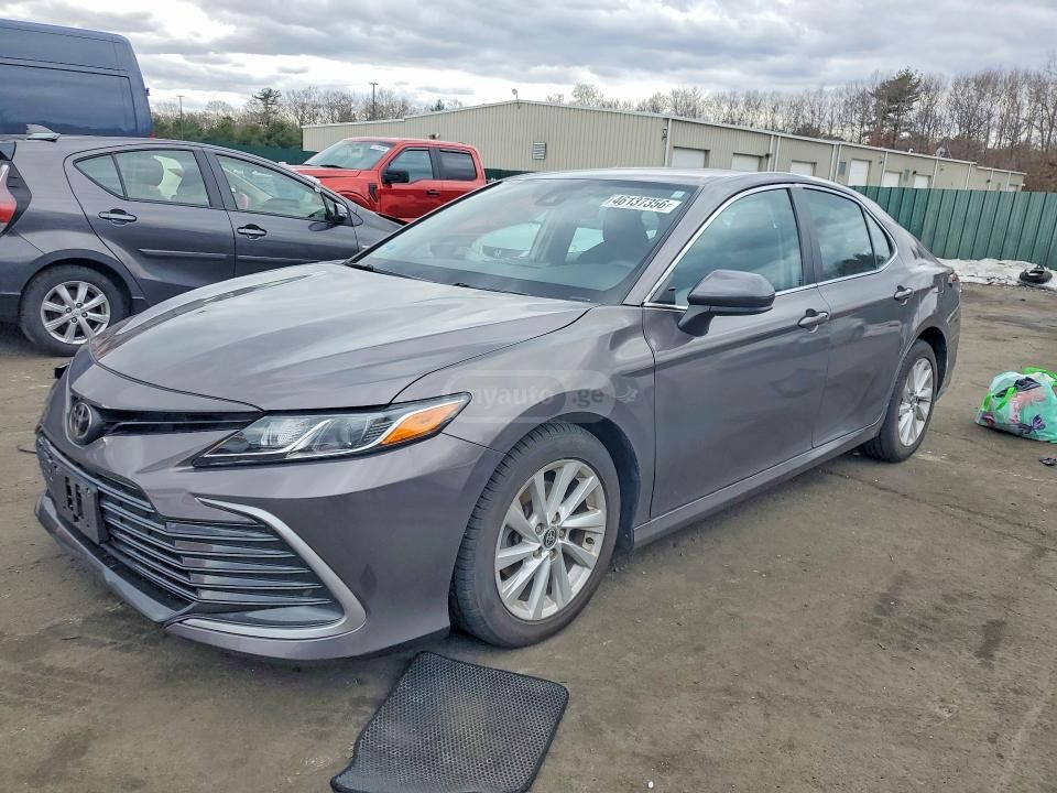 Toyota Camry - фото 1