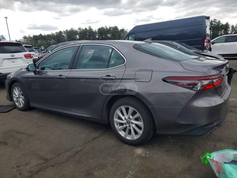 Toyota Camry - фото 2