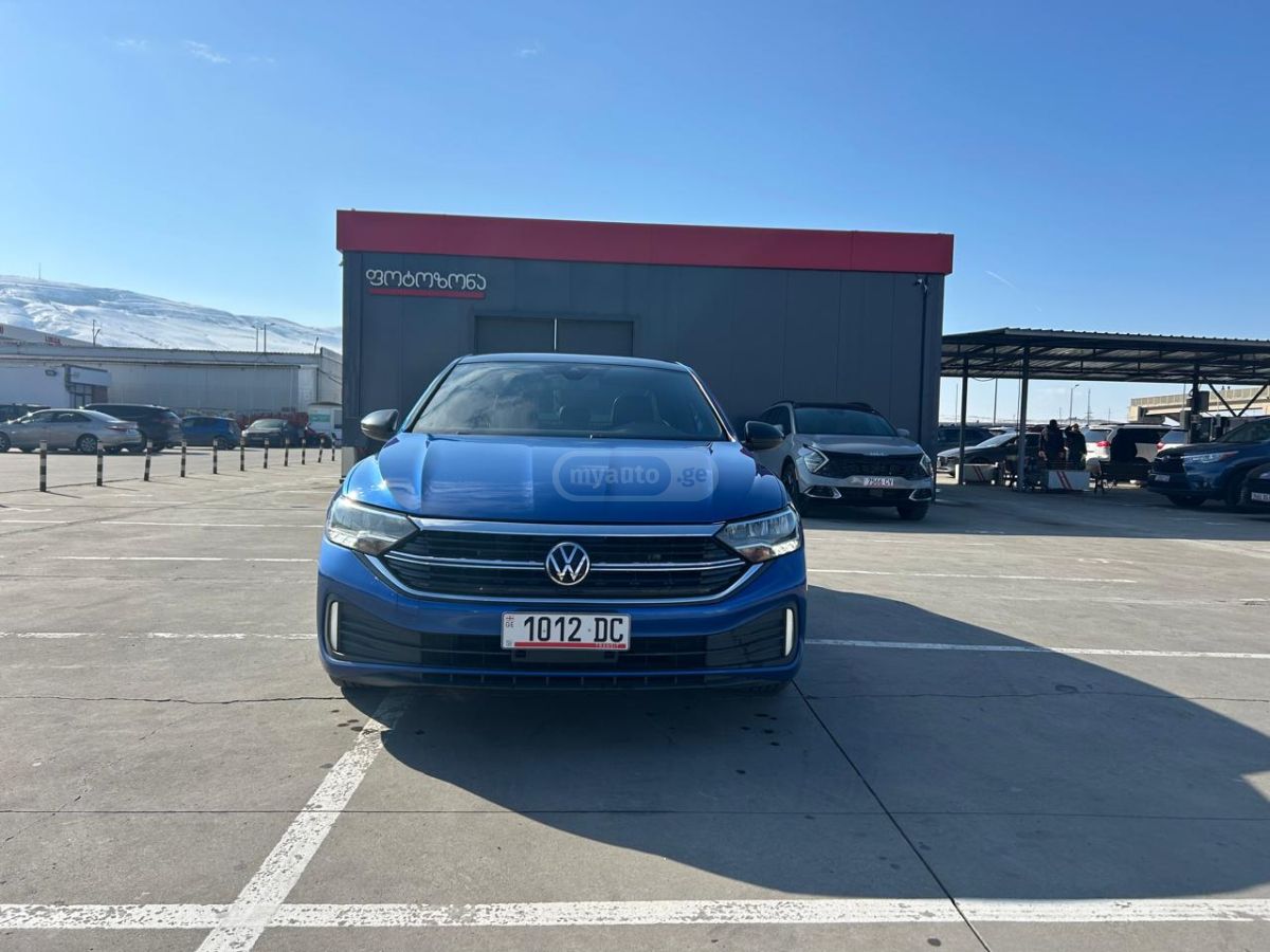 Volkswagen Jetta - фото 1