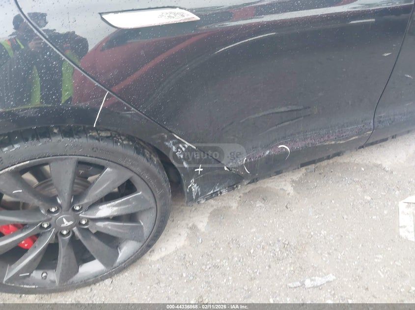 Tesla Model S - фото 6