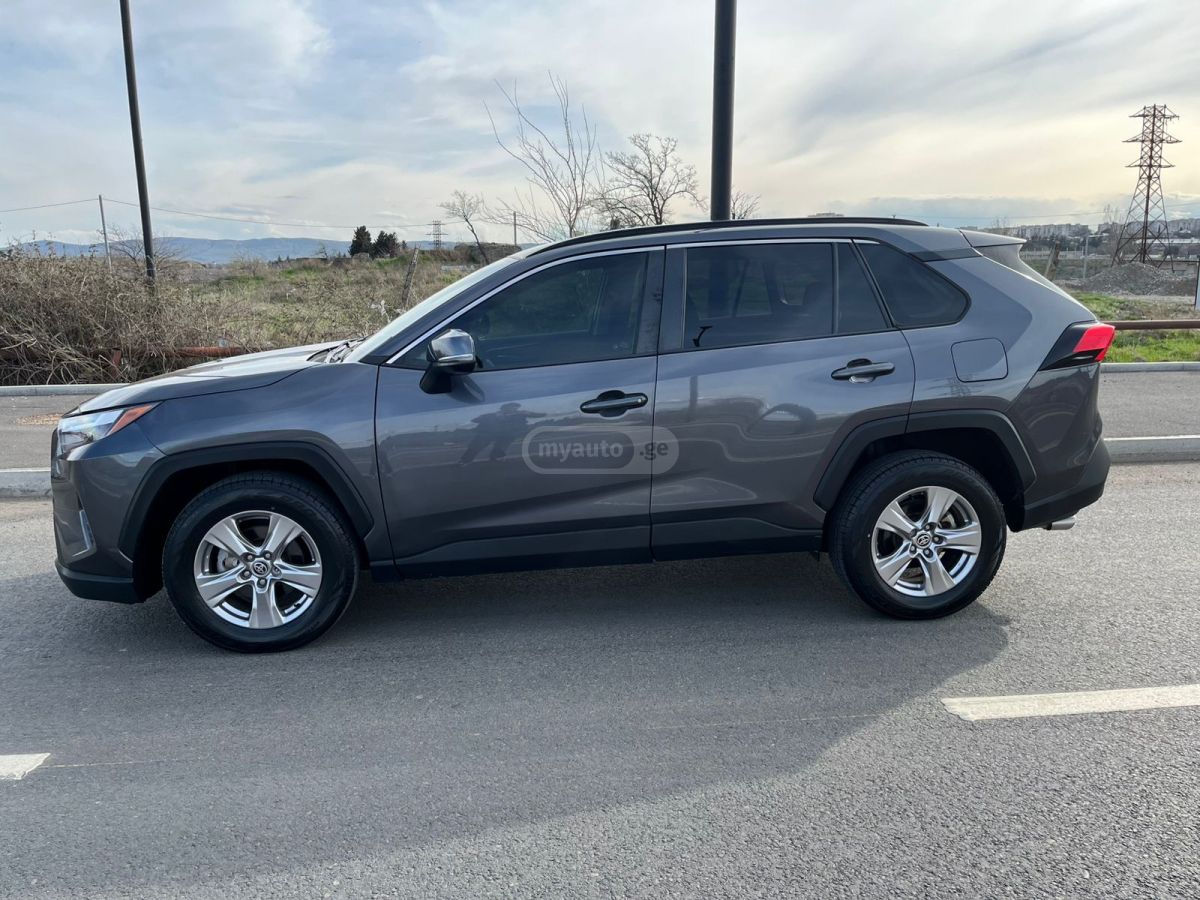 Toyota LE 4dr Front-Wheel Drive Autom — миниатюра 4