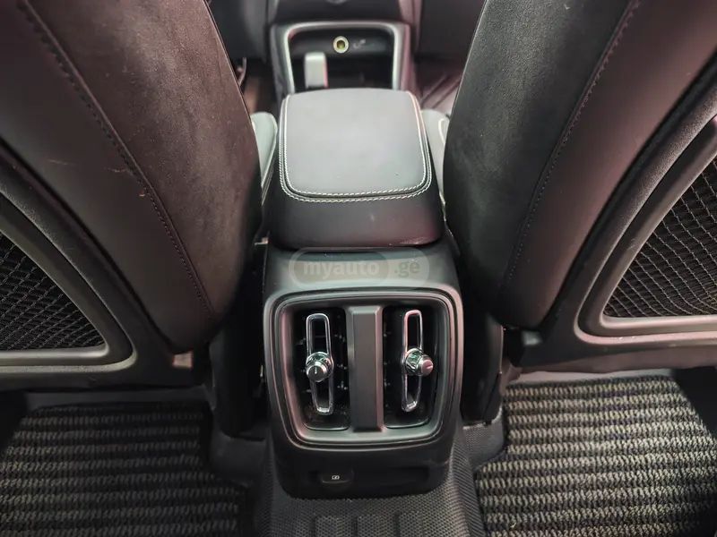 Volvo XC 40 2023 — миниатюра 9