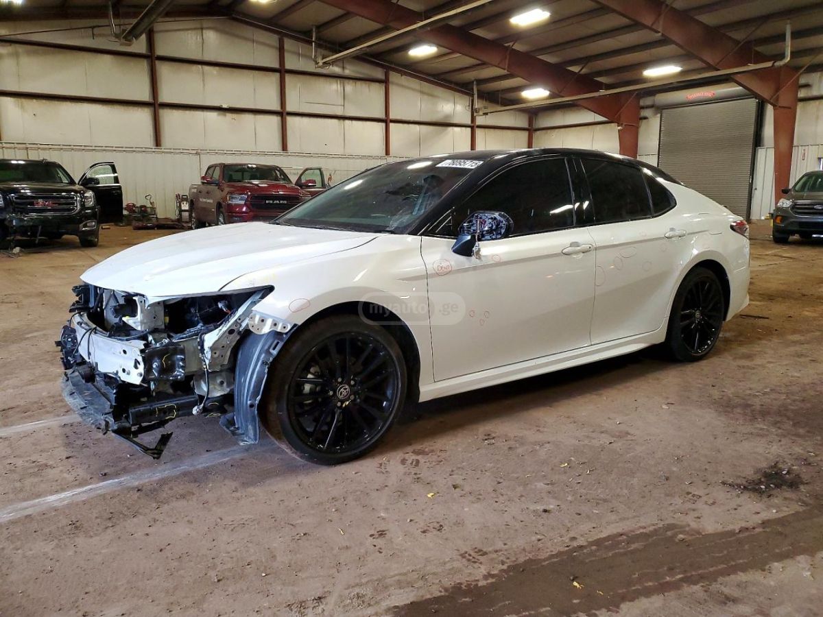 Toyota Camry - фото 1